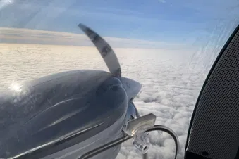 NIGHTFLIGHT 🌃SKYLINE FRANKFURT zweimotoriges Flugzeug