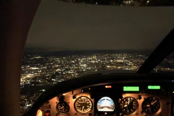 Sicht aus dem Cockpit bei Nacht