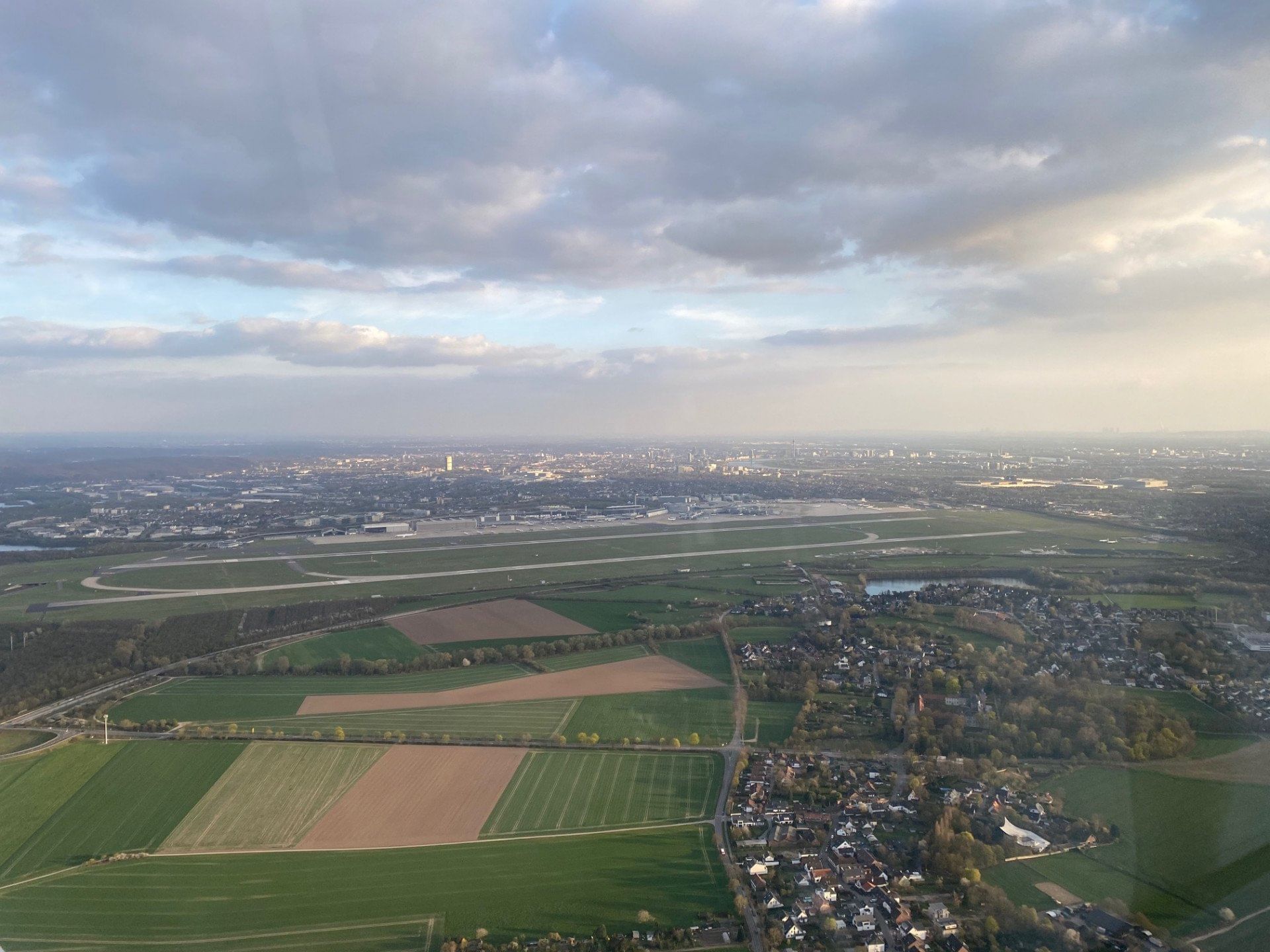 Rundflug über Düsseldorfer Flughafen, Altstadt und Rheinturm