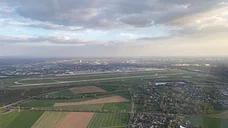 Rundflug über Düsseldorfer Flughafen, Altstadt und Rheinturm