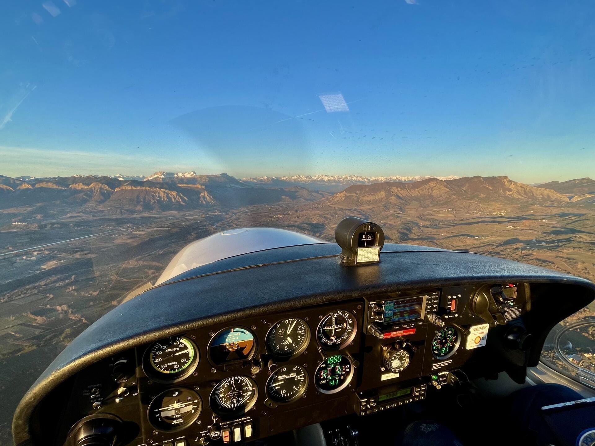 Lueurs de fin de journée sur les instruments de l’avion