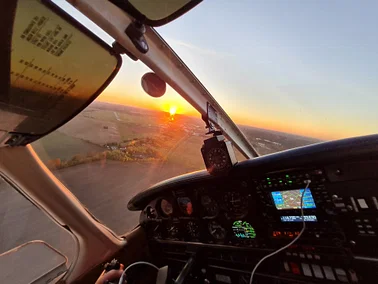 Dämmerungsflug, idealer Weise mit Sonnenuntergang