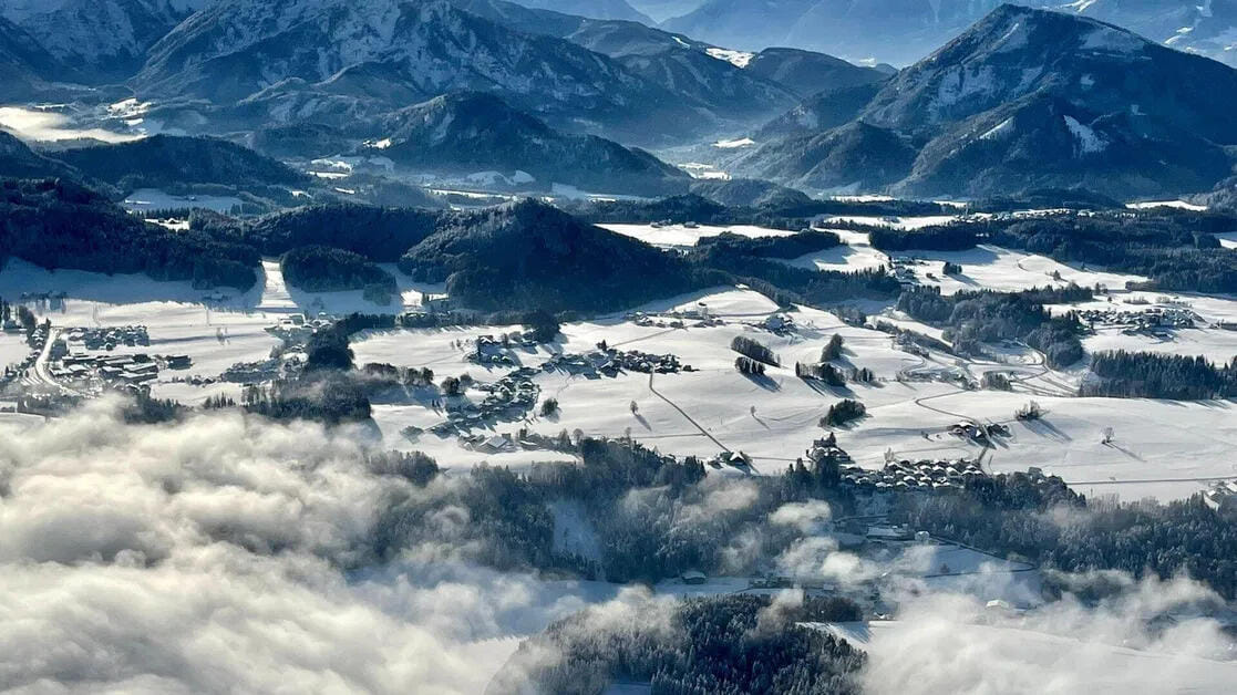Panoramaflug über Salzburg: Altstadt, Hohensalzburg, Salzkammergut und Alpen