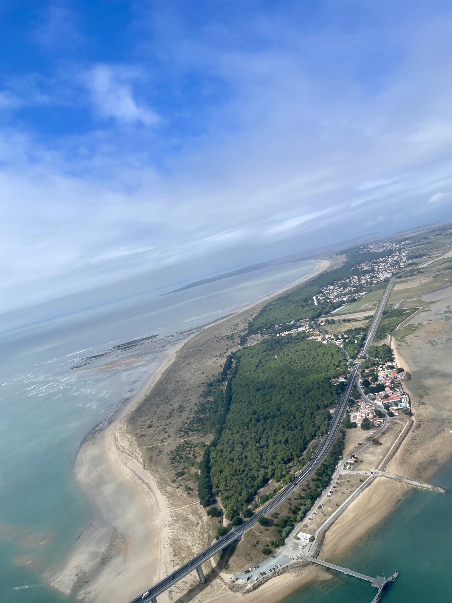 Noirmoutier et l’océan en panorama aérien