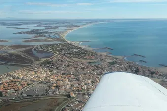 Aigues-Mortes et Camargue, survol entre ciel et lagunes
