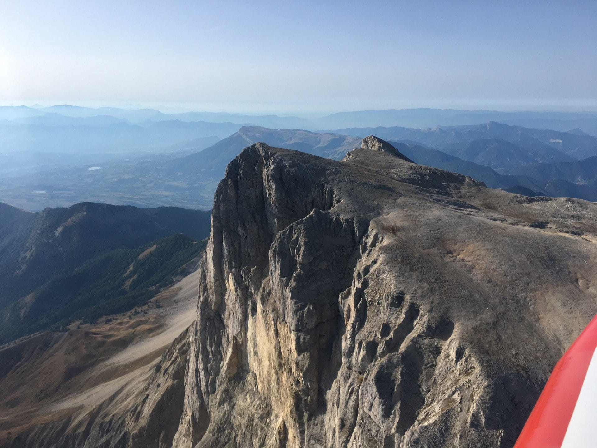 Survol de la haute montagne, proche des étoiles, depuis Gap