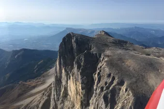 Survol de la haute montagne, proche des étoiles, depuis Gap