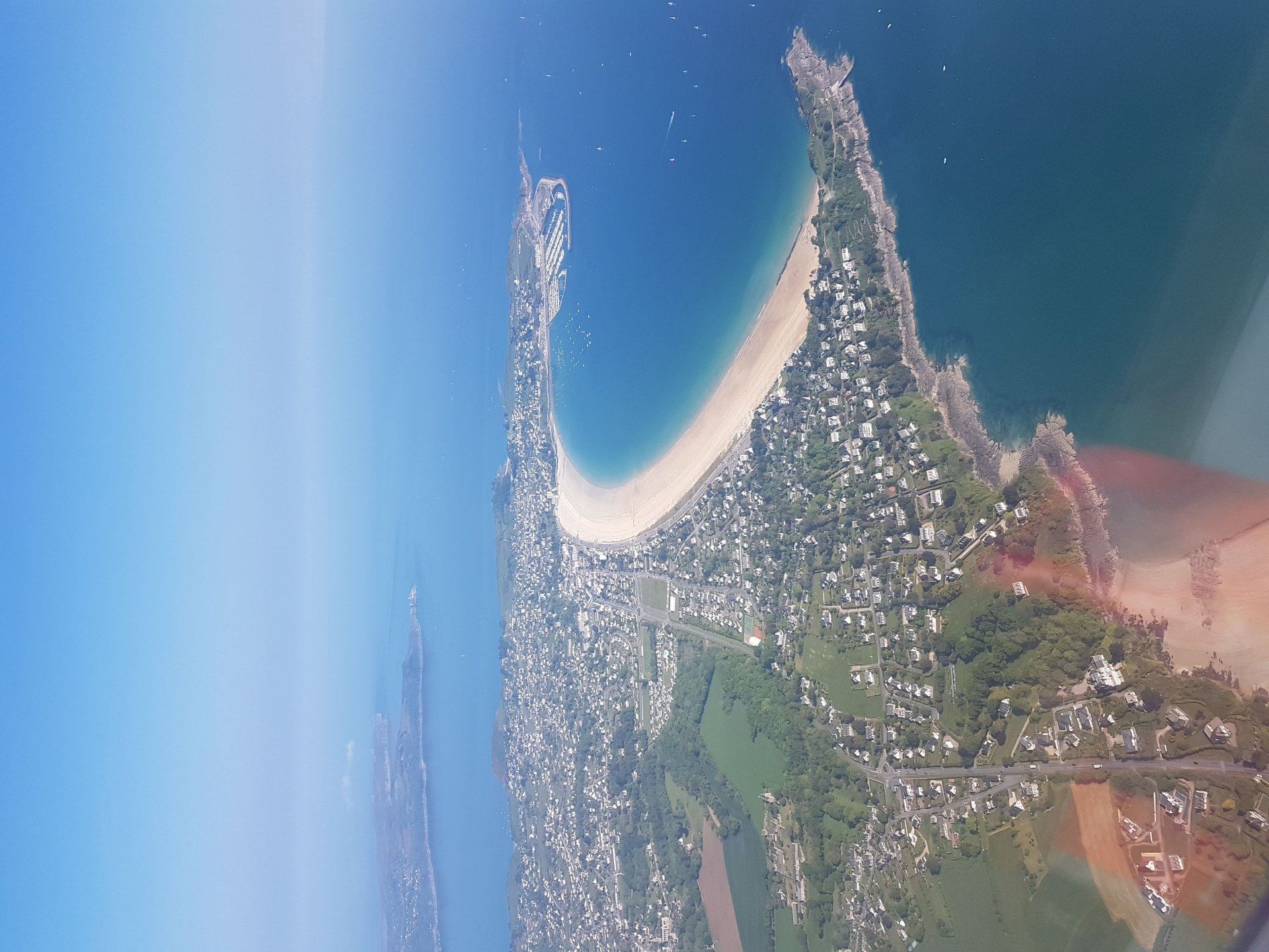 Survol de la cote bretonne nord jusque Brest