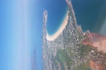 Survol de la cote bretonne nord jusque Brest