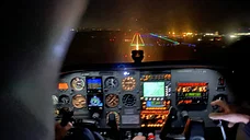 beleuchtetes Cockpit beim Landeanflug
