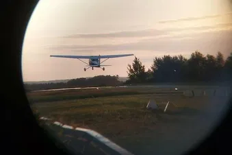 Unser Flugzeug kurz nach einem Touch-and-Go