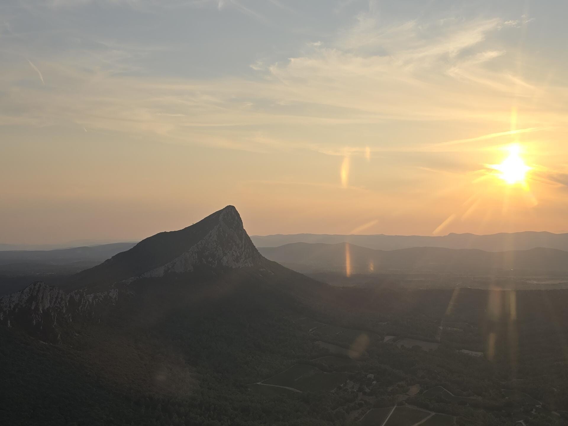 Vues vertigineuses du Pic Saint Loup en flight