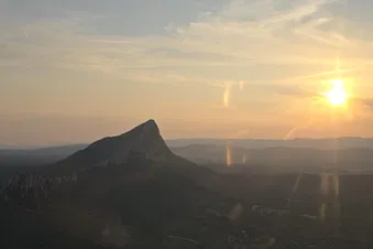 Vues vertigineuses du Pic Saint Loup en flight
