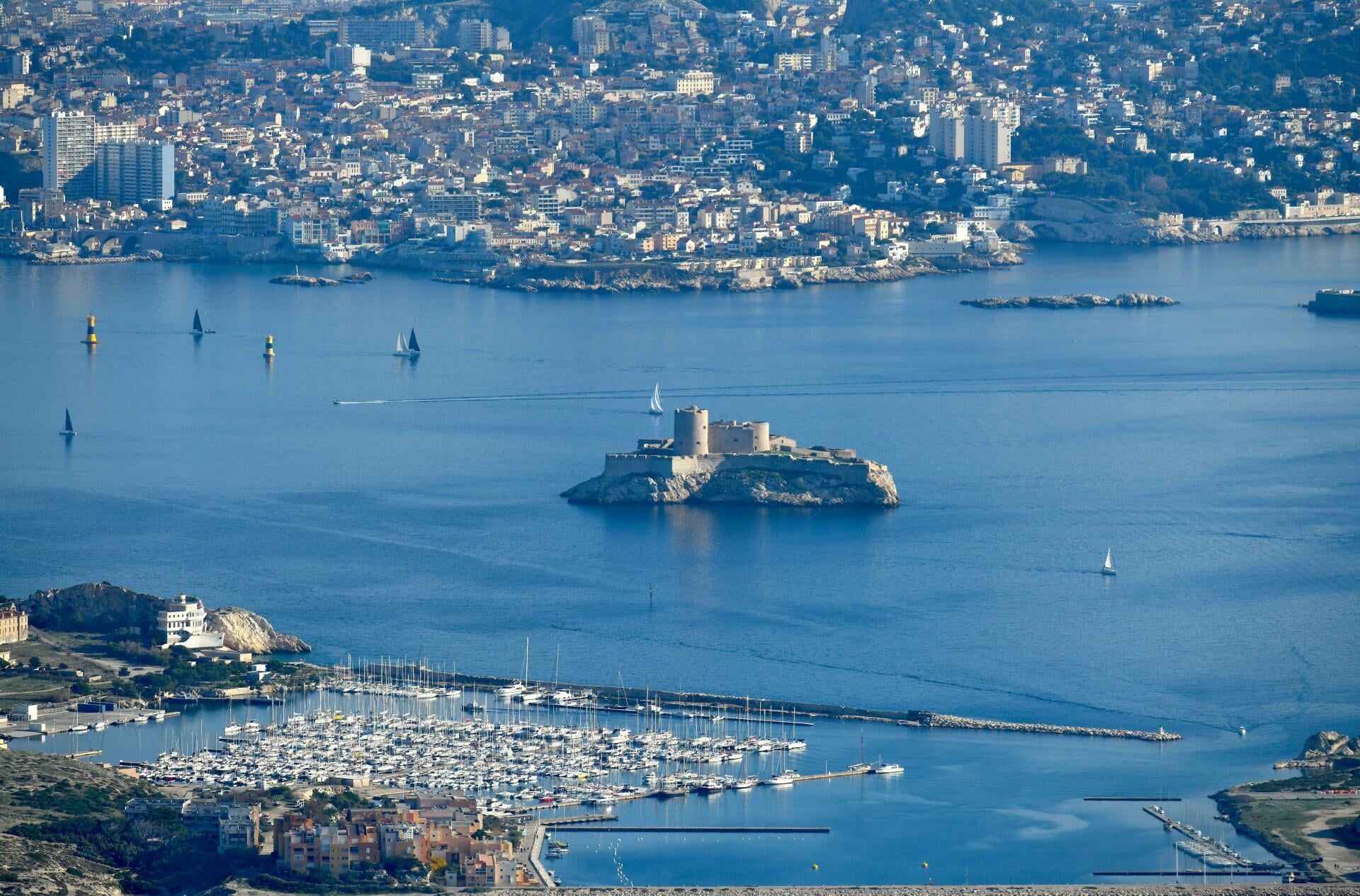 Les îles Provençales à bord de l'hélicoptère EC120 Airbus