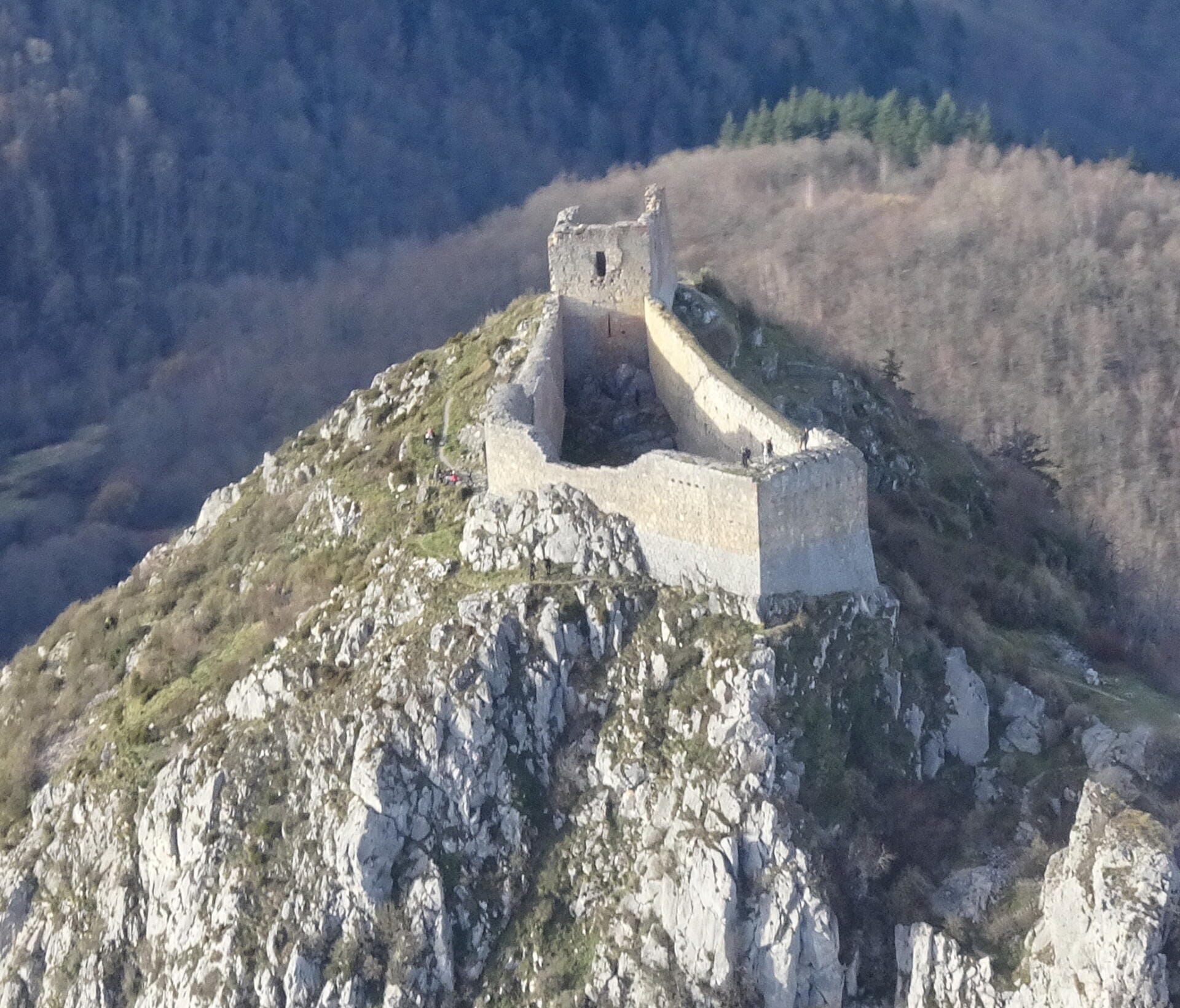 Le château de Montségur en haut de son "pog"