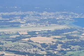 Aéroport d'arrivée de Chambéry vue depuis une montagne surplombant la Ville prise lors d'un vol précédemment réalisé