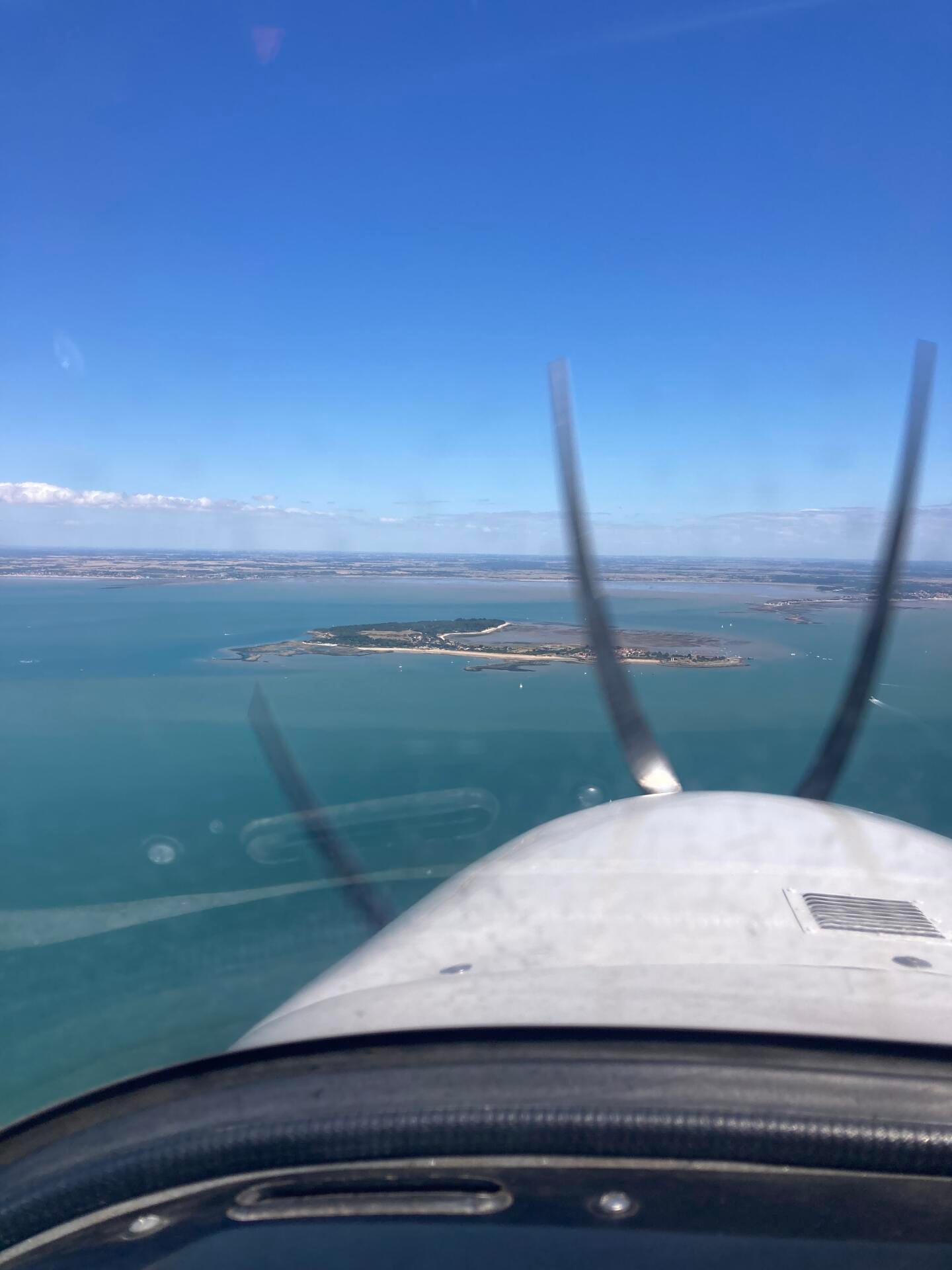 L'île d'Aix et l'embouchure de la Charente derrière