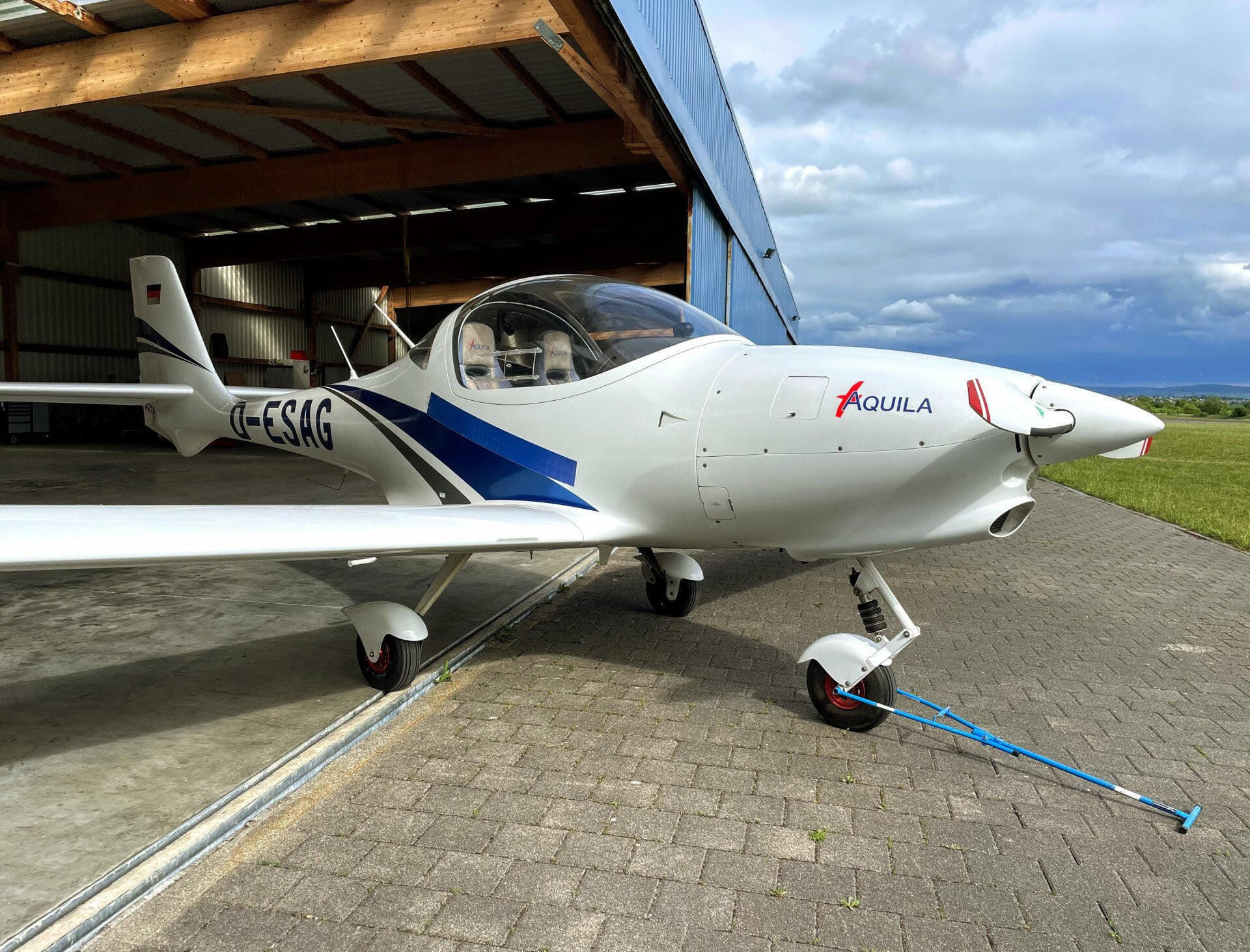 Aquila A211