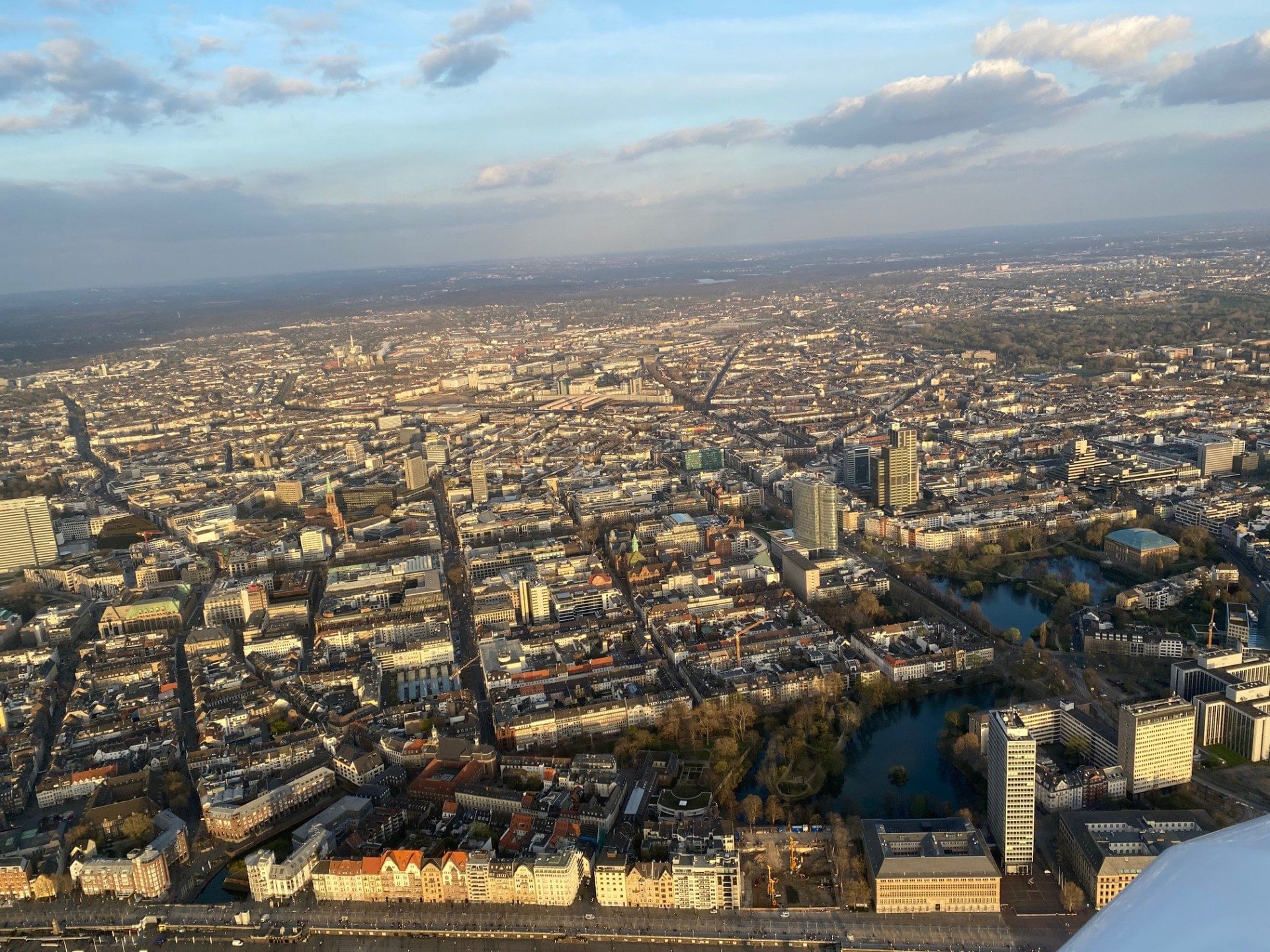 Rundflug über Düsseldorfer Flughafen, Altstadt und Rheinturm