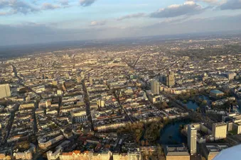Rundflug über Düsseldorfer Flughafen, Altstadt und Rheinturm