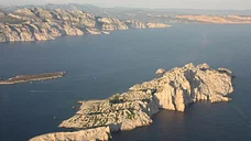 Baie de Marseille à basse altitude  puis calanques