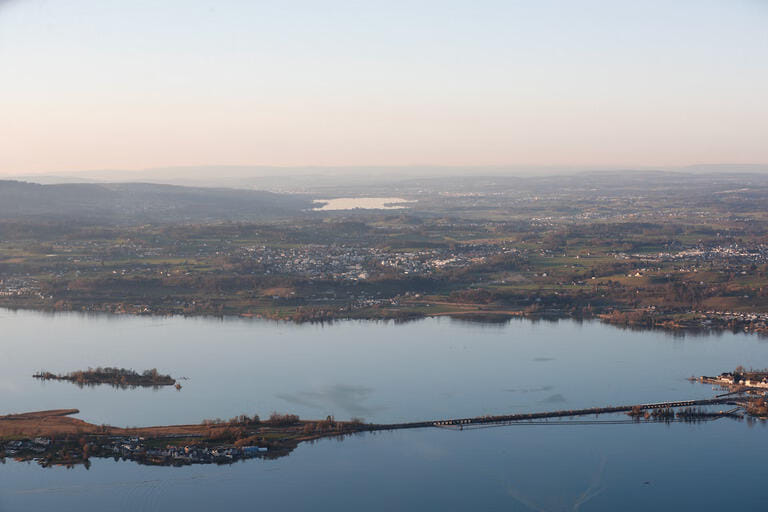 Rundflug über Zürich und die Seenlandschaft: Altstadt, Uetliberg und Zürichsee aus der Luft
