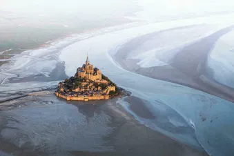 Survol du Mont-Saint-Michel