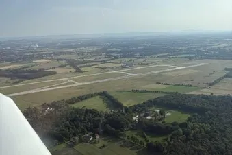 Vorbei an der Nordbahn des Flughafens Hannover
