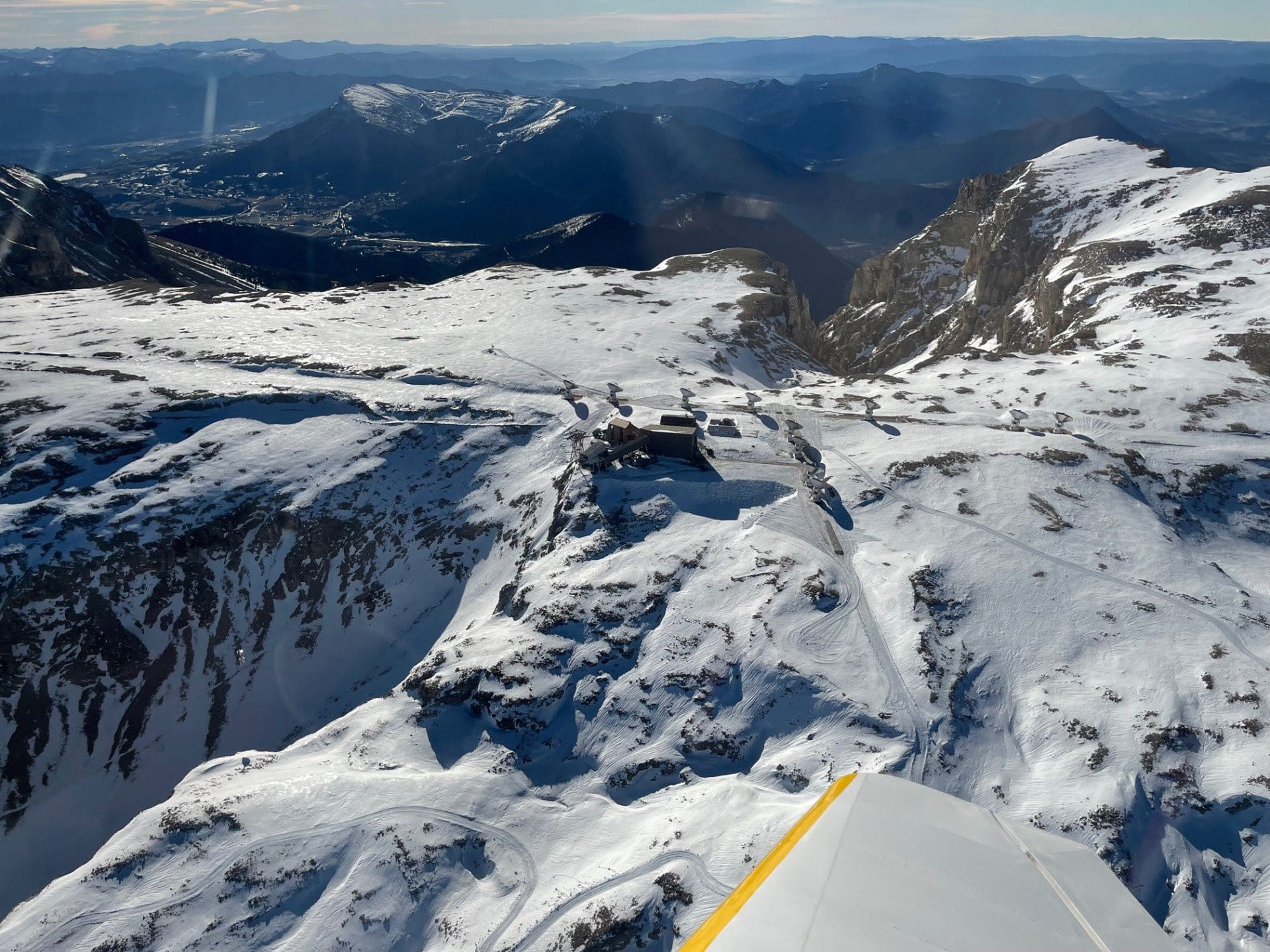 Survol de la haute montagne, proche des étoiles, depuis Gap