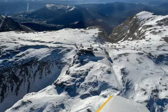 Survol de la haute montagne, proche des étoiles, depuis Gap