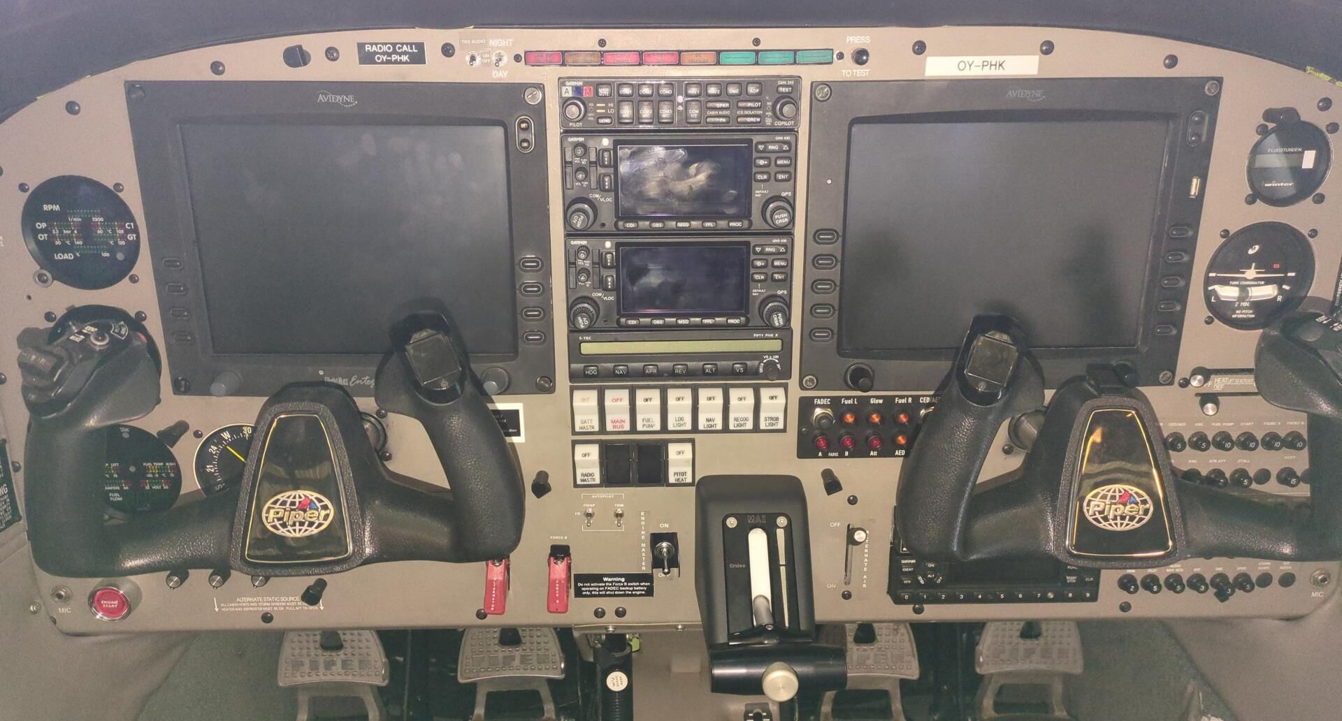 Vue du cockpit de l'OO-SUN (avec son ancienne immatriculation OY-PHK)