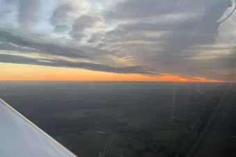 Vol au coucher de soleil