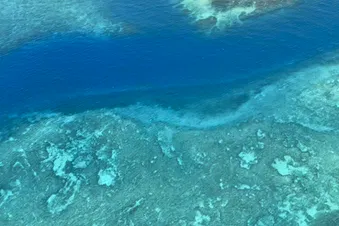 Vue du ciel du récif de la Taupinière
