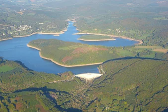 Lacs et Viaduc de Millau en avion