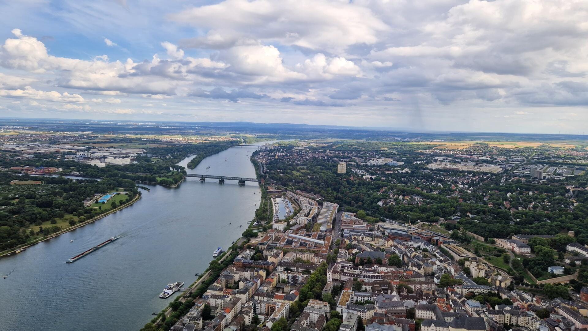 Großer Flug über Rhein-Main-Gebiet mit Frankfurt Skyline