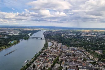 Großer Flug über Rhein-Main-Gebiet mit Frankfurt Skyline