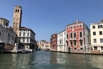 Fahrt im Wassertaxi durch die Kanäle