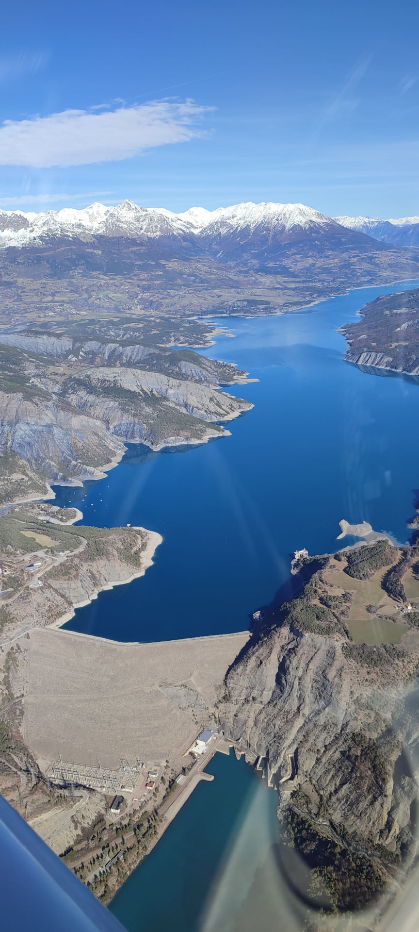 Survol du lac de Serre-Ponçon jusqu'a Guillestre