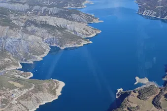 Survol du lac de Serre-Ponçon jusqu'a Guillestre