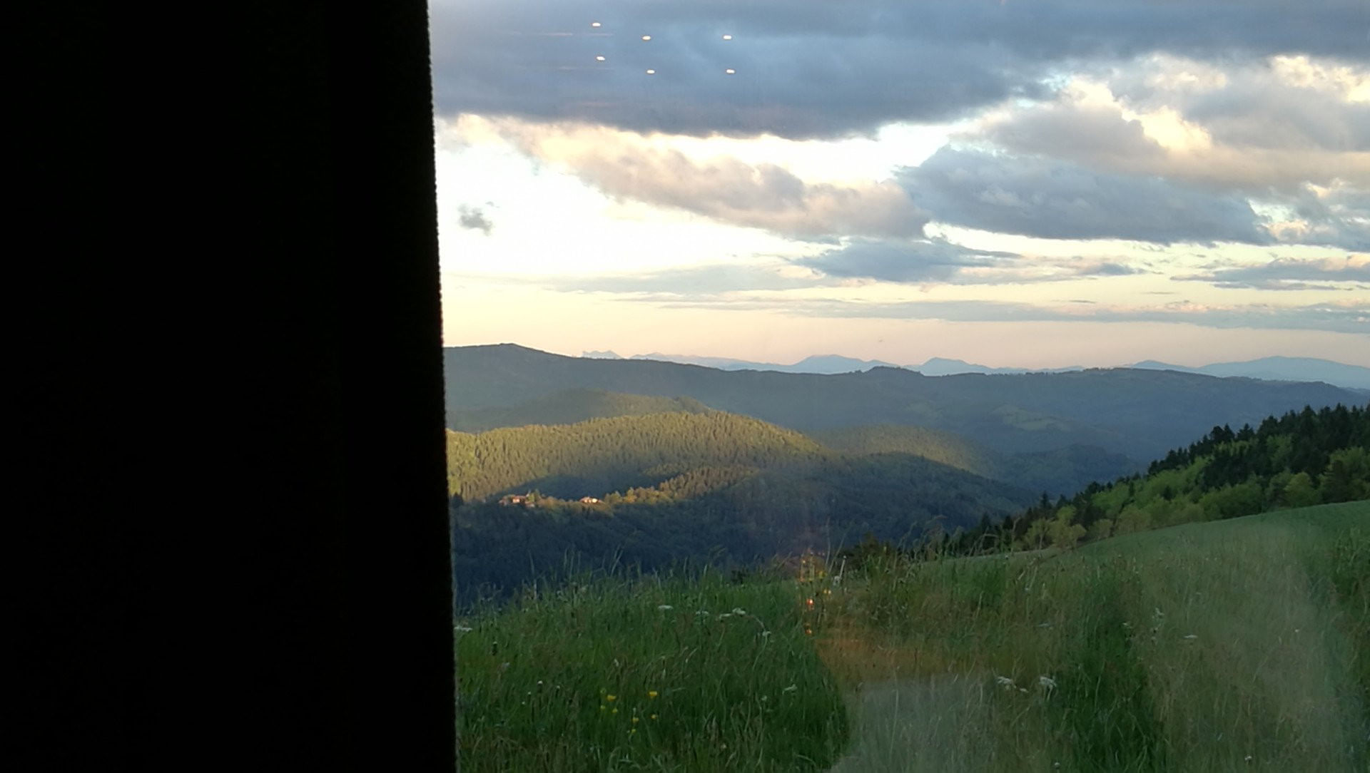 Survol du Puy de Dôme et ses 82 volcans