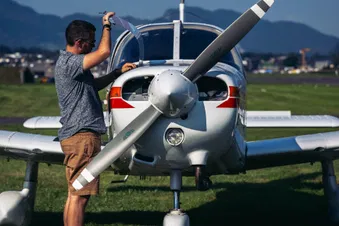 Der Pilot bei der Vorflugkontrolle
