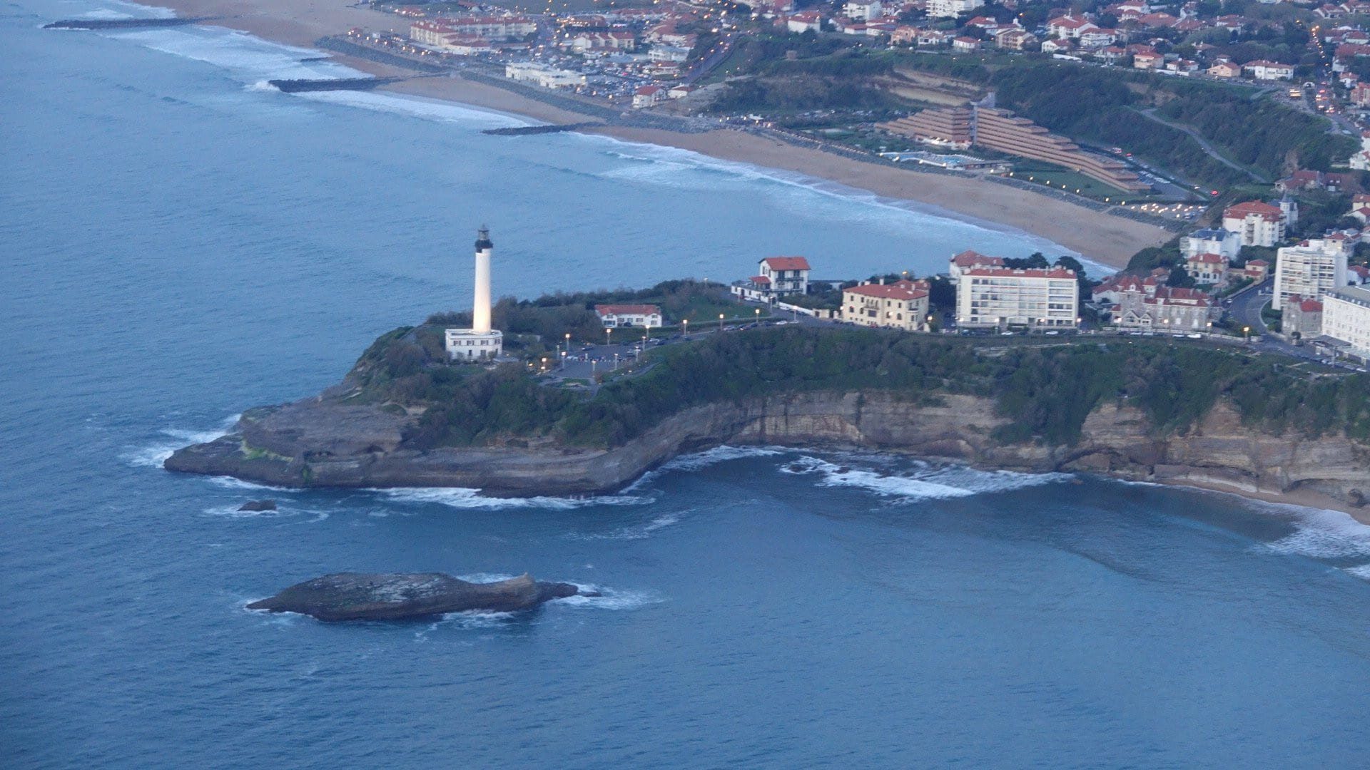 Vol coucher du soleil vers la côte