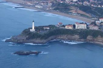 Vol coucher du soleil vers la côte