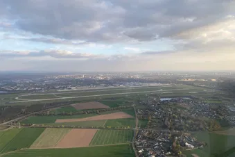 Rundflug über Düsseldorfer Flughafen, Altstadt und Rheinturm