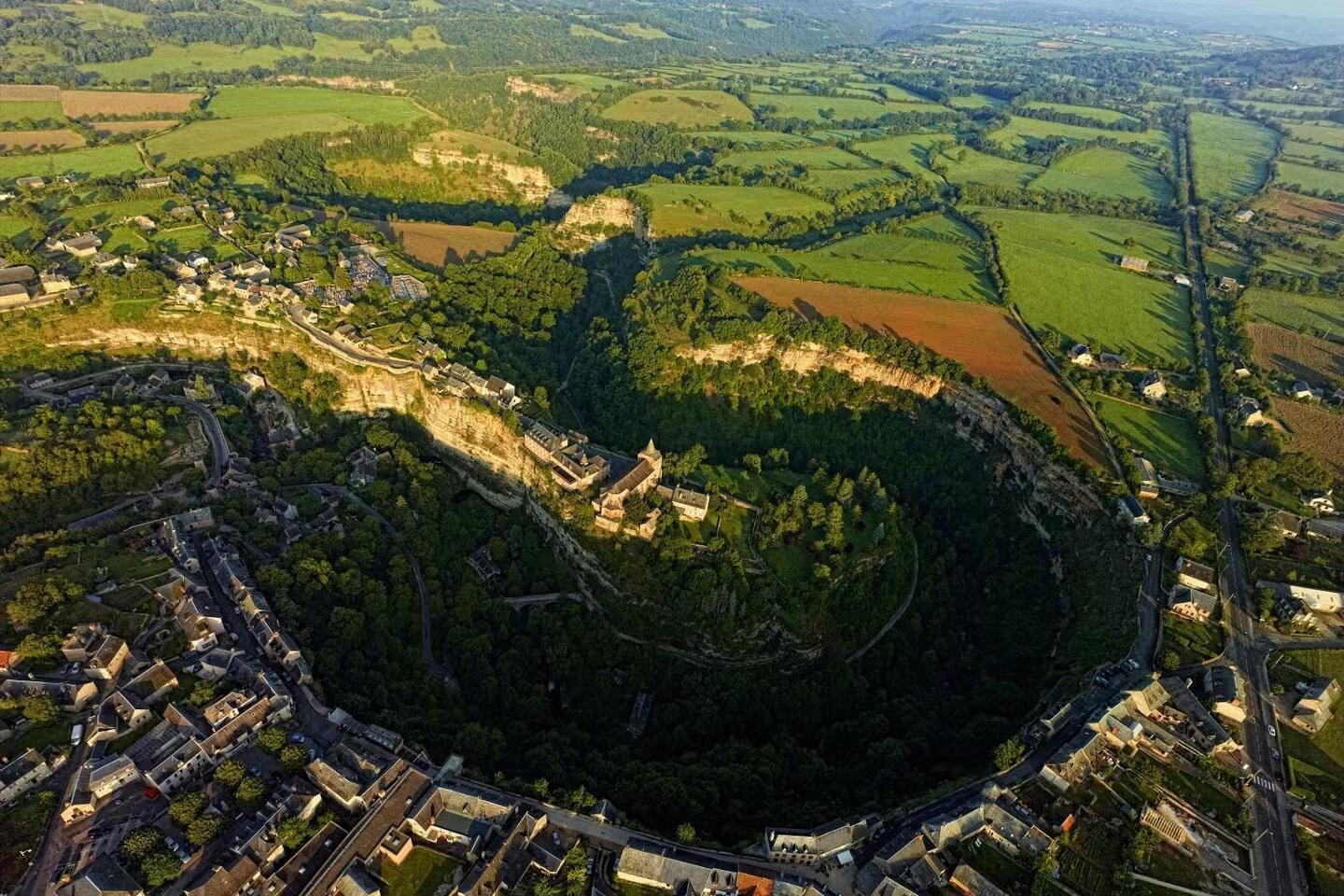 Vol au-dessus du Viaduc de Millau et des Gorges du Tarn