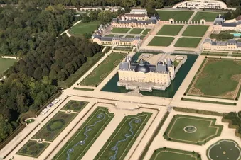 Survol des chateaux de Vaux-le-Vicomte et de l'Est parisien