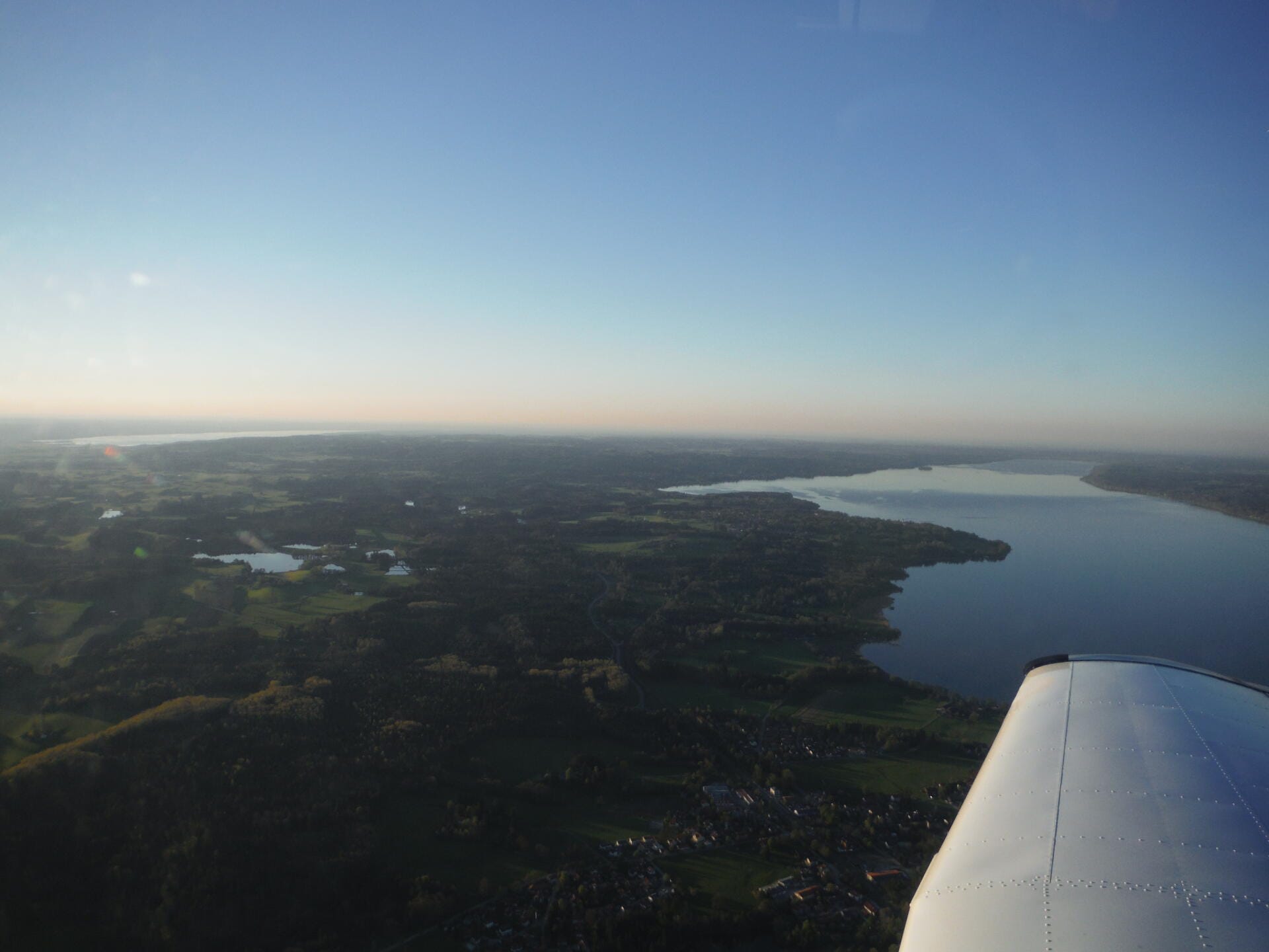 Seenmeer & Alpenflair. Luftreise zum Schloss Herrenchiemsee.