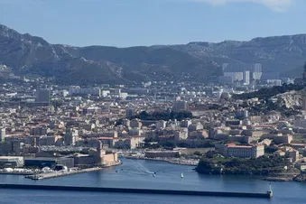🌅 Évasion au-dessus des calanques de Marseille