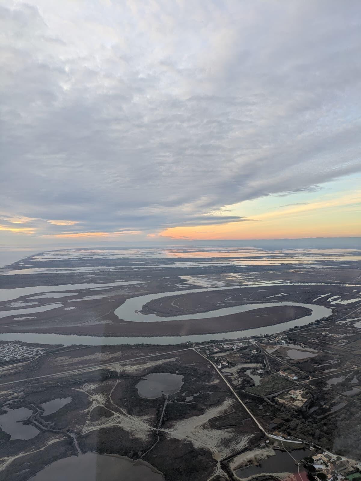 Camargue vue du ciel – étangs, mer et Alpilles