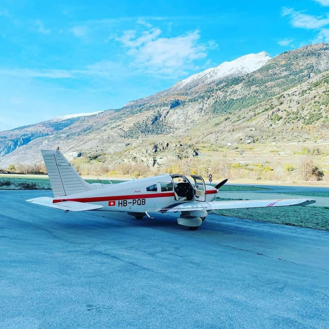 HB-PQB vor dem Hangar beim Flugplatz Raron